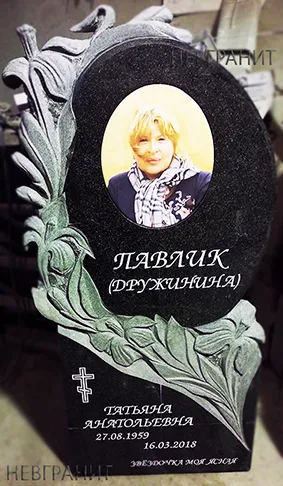 Памятник резной с лилиями