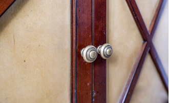 Тумба под раковину со столешницей из плитки с деревянным краем.