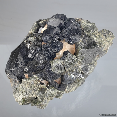 Шпинель черная, диопсид, кальцит. Россия. 83*64*50мм