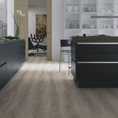 Виниловый пол Wineo 400 Wood XL Memory Oak Silver DB00132 в интерьере кухни