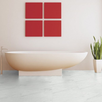 Виниловый пол Wineo 800 Stone White Marble DLC00090 в интерьере ванной