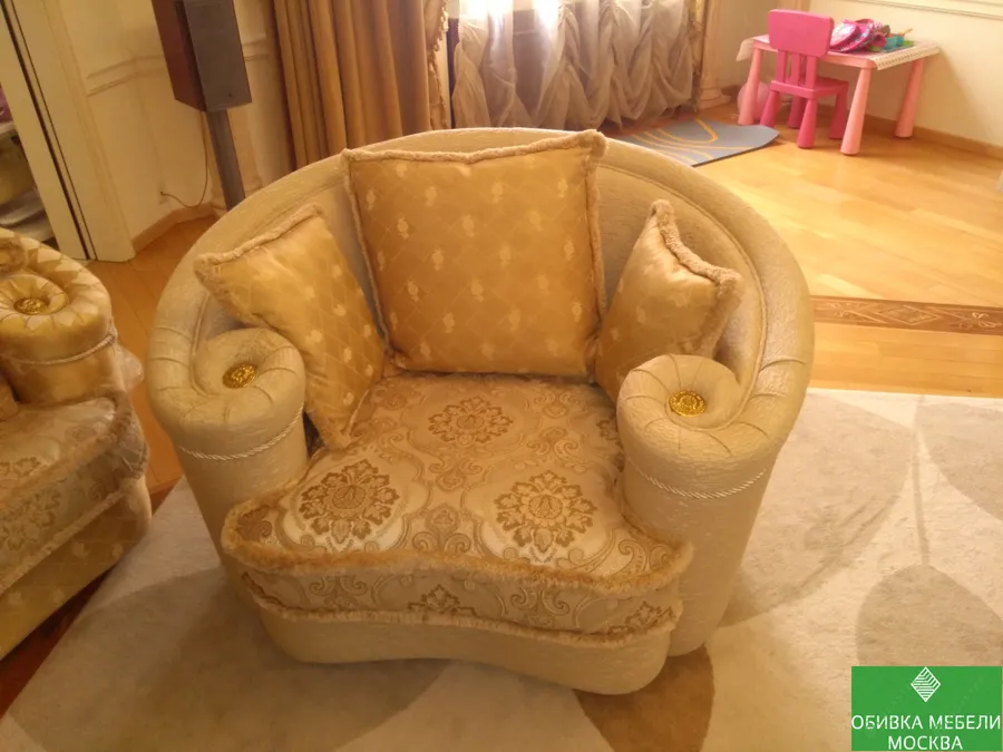 Обивка кресла шенилл.