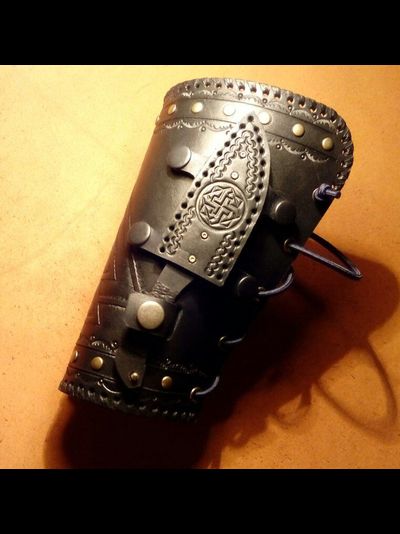 Наруч с ножом Валькнут.