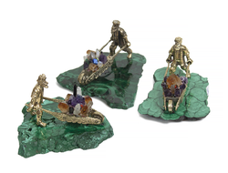 Статуэтка "Старатель". Бронза, малахит, самоцветы.