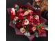 Яркий осенний букет из красных роз, пионовидных роз, гвоздик, эвкалипта и гиперикума