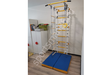 ДСК с креплением к стене с регулируемым по высоте турником, цвет белый-желтый, мат гимнастический сине-жёлто-зелёный 1,0х1,0х0,1 м складной