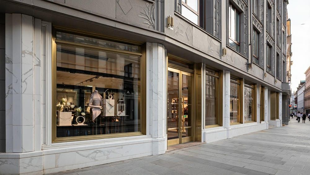 Современный дизайн фасада бутика в историческом центре Москвы после реновации.