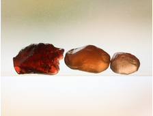 Гранат спессартин, необработанный, набор из 3 камней разных оттенков, Якутия (6-11 мм, 1,6 г) №13801