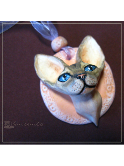 Крупная подвеска в виде кошки Катри