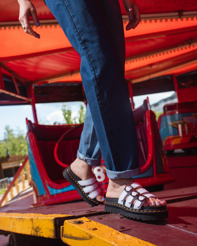 БОСОНОЖКИ DR. MARTENS BLAIRE FLOWER BUCKLE LEATHER SLIDE белые