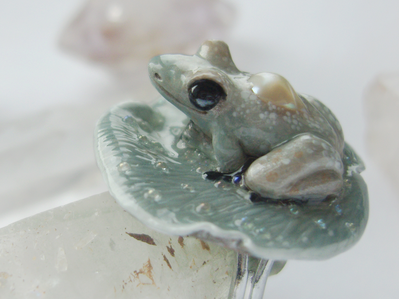 Коллекционное кольцо с лягушкой и жемчужиной "Капель в туманном саду"