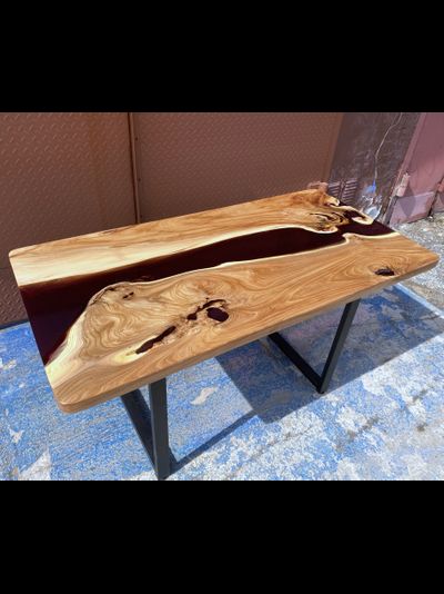 стол река с черной смолой из массива карагача