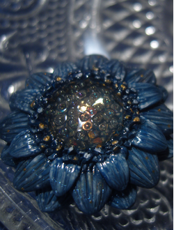 "Каллистефус Галактика", мини брошь с космическим цветком