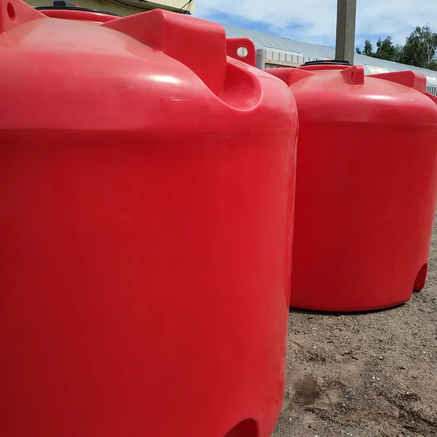 Емкости КАС красного цвета