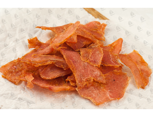 мясные чипсы в сушилке для овощей. мясные чипсы бмк. чипсы из свинины. мясные чипсы в сушилке для овощей. вяленое мясо джерки.