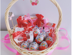 Подарочная корзина Киндер сюрприз и Рафаэлло