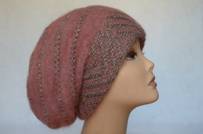 vyazanyy-rozovyy-beret-dlya-zhenshchin-zima-kupit