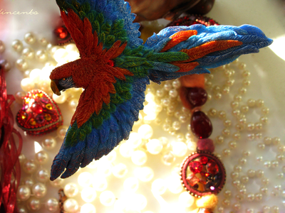 Брошь-птица "Ара, настоящий попугай" из термоглины с микробисером