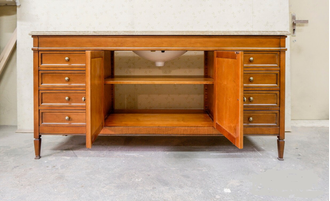 Тумба под встроенную раковину с мраморной столешницей.