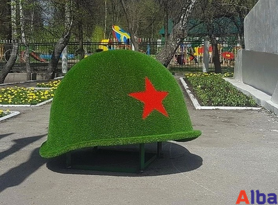 Топиарная фигура каска с гвоздикой