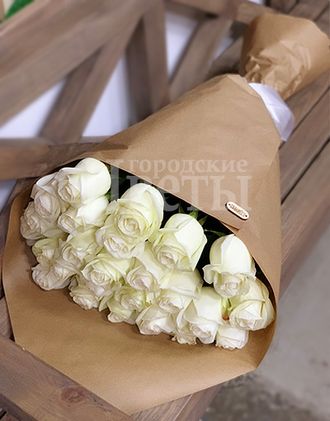 25 белых роз в крафт-бумаге