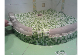 Облицовка поддона душевой кабины штучной мозаикой