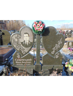 На фото двойной памятник на могилу симметричные сердца в СПб