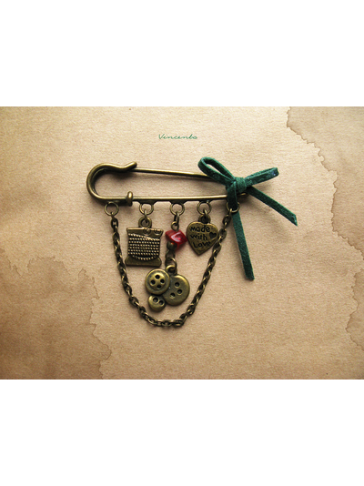 "Швейная" брошь. Брошь-булавка с катушками ниток и пуговицами