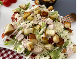 Цезарь с курицей салат