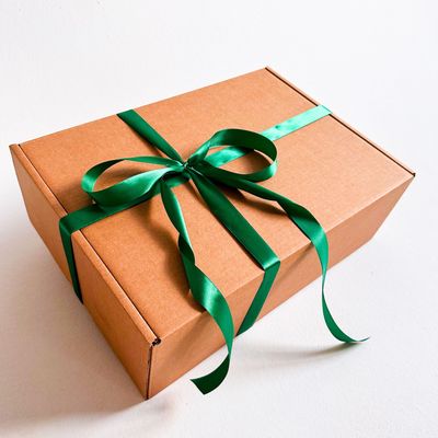 Большая подарочная коробка GILEV 44x32x15см с зеленой лентой и наполнителем крафт