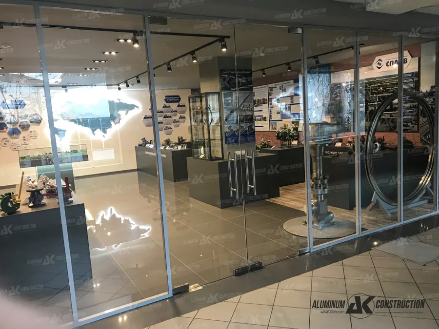 Великий Новгород, Музей ПАО Контур
Цельностеклянные перегородки с маятниковыми дверями
ул. Нехинская, 60а