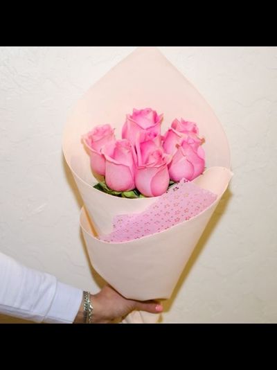 7 розовых роз