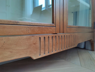 Витрина низкая, широкая со стеклянными дверьми.