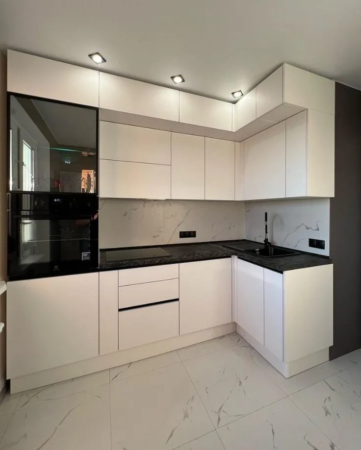 Кухня угловая, 2 уровня, 2400*1600мм. Материал фасадов МДФ. Срок изготовления от 30 рабочих дней. Цена на момент изготовления 169000 руб.