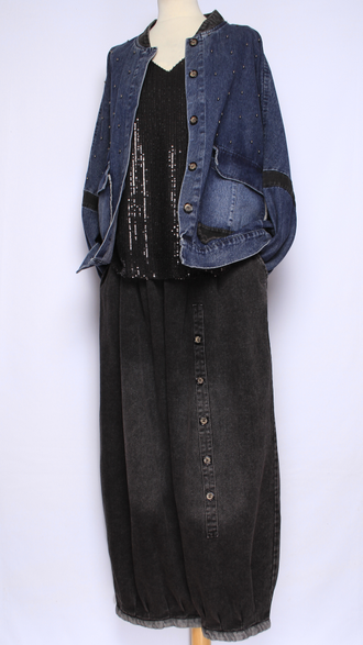 Джинсовка-бомбер "Металлические бусины" синяя, черная р.48-54