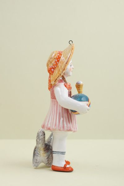 Девочка с мороженым