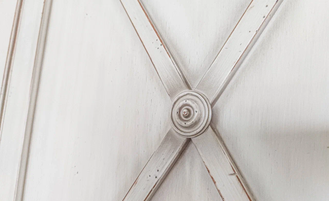 Встроенный шкаф универсальный с перекрестиями.