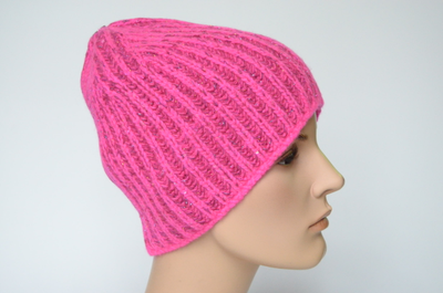 Вязаная ярко - розовая кашемировая шапка Вицио Италия зима 2023 - 2024