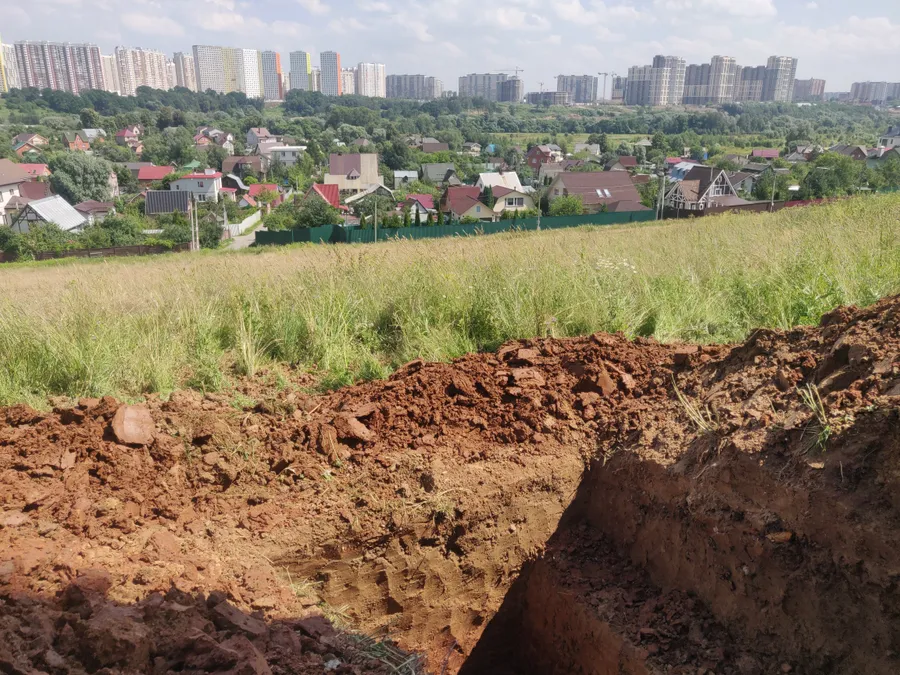 Котлован копается в сложных условиях 