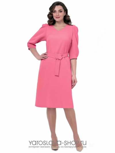 Розовое платье с треугольным вырезом горловины и пышными рукавами