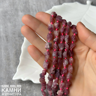 Турмалин рубеллит необработанные камни средние 8-13х6-8 мм, цена за нить 19 см