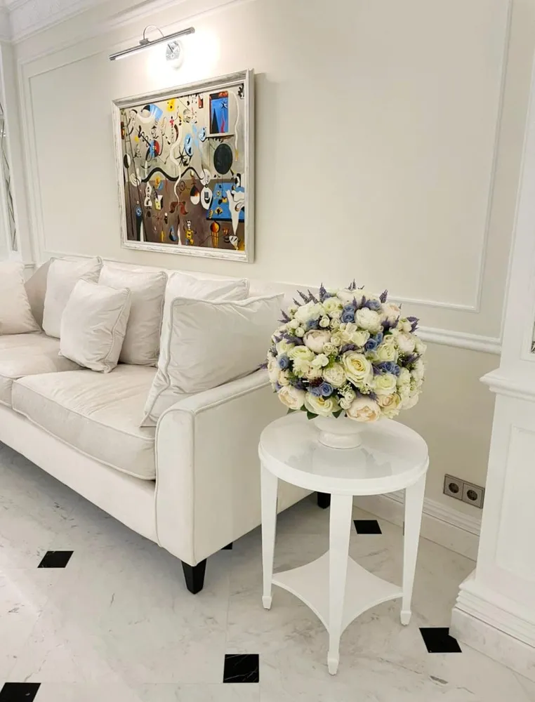 Композиция из искусственных цветов в светлых тонах в интерьере мастерская АОАБУКЕТ №3 Форма шара