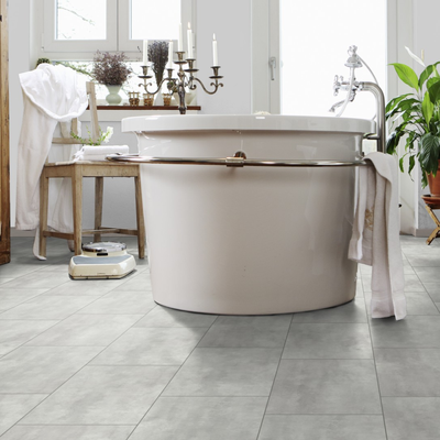 Виниловый пол Wineo 400 Stone Wisdom Concrete Dusky DLC00140 в интерьере ванной