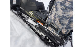 На снегоходы БРП подъёмник нужно ставить поверх дуги подножки, а не под неё. Иначе при закапывании снегохода (а закапывается всегда задняя часть и снегоход становится в свечку) достать подъёмник невозможно.