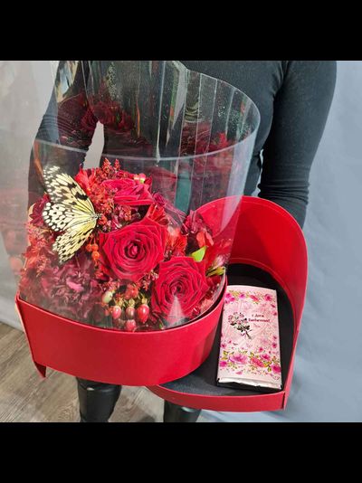 Букет в коробке сердце с шоколадной открыткой и бабочкой. №109