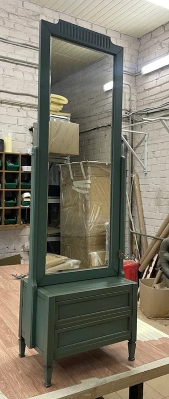 Зеркало напольное на тумбе, в стиле Директория.