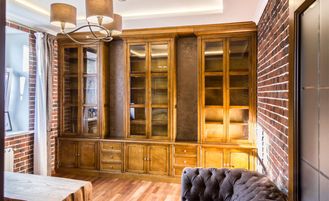 Встроенный книжный шкаф с открытыми элементами стены.