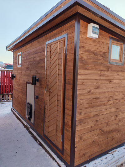 Баня летняя 2*4 м, крыша 1 скат, топка снаружи, проливные полы