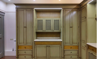 Встроенный шкафы для постирочной.