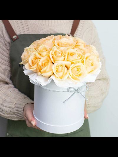 19 персиковых роз в цилиндре